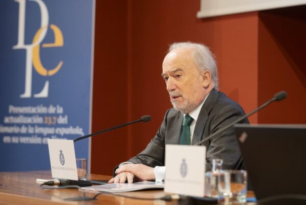 Santiago Muñoz, en una fotografía de la RAE. Está sentado interviniendo en un acto.