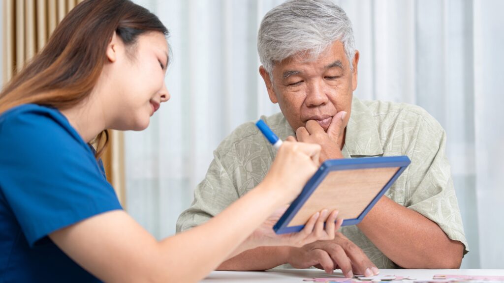 fotografía de una persona leyendo en una tablet con ayuda de una asistente